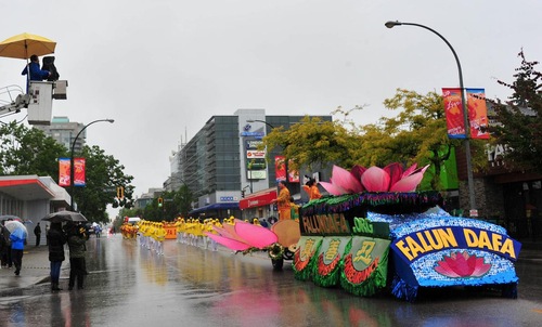 Kendaraan hias Falun Dafa penuh warna-warni.