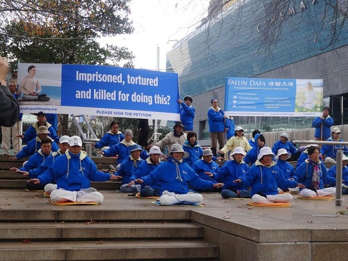 Peragaan latihan Falun Gong di Aotea Square, Auckland
