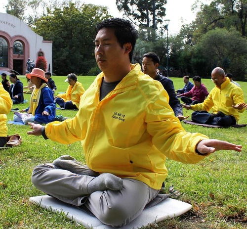 Steven Le sedang bermeditasi di tempat latihan setempat.