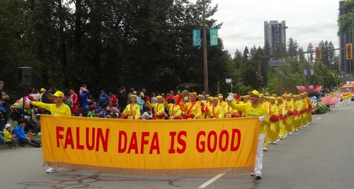 Praktisi Falun Gong di Vancouver, Kanada, di pawai Coquitlam Grande 