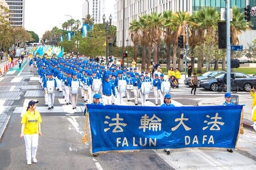 Los Angeles Times : Ratusan Praktisi Falun Dafa Mengikuti Parade Los Angeles