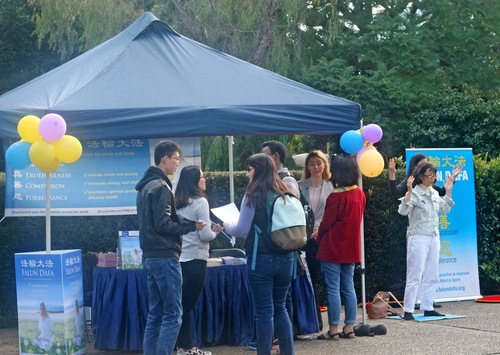 Stan Falun Dafa menarik perhatian banyak mahasiswa untuk mempelajari tentang latihan ini dari 26-29 Juli 2016, pada awal semester baru di University of Sydney, Australia