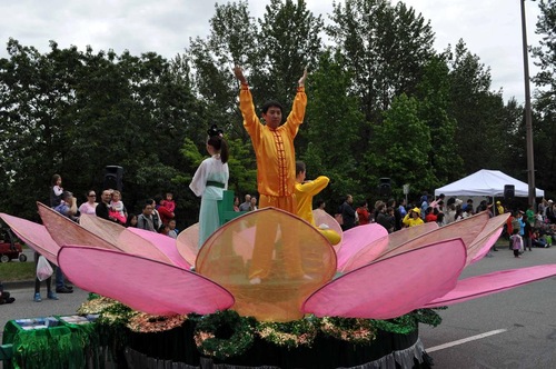 Praktisi Falun Gong di Vancouver, Kanada, di pawai Coquitlam Grande 