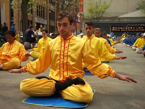 Praktisi melakukan meditasi Falun Dafa di Montreal selama perayaan Hari Falun Dafa pada 9 Mei.