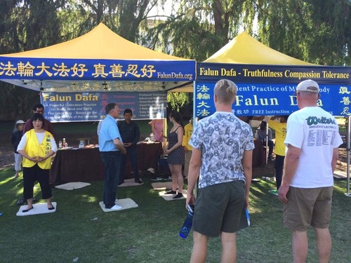 Mempelajari latihan Falun Dafa di acara Hari Bumi di Balboa Park, San Diego