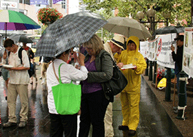 Image for article Australia: Local People Brave the Rain to Sign Petition Calling for Legislation to Stop Live Organ Harvesting