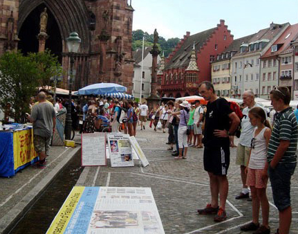 Image for article Freiburg, Germany: Locals Sign Petition to Help Stop Organ Harvesting from Falun Gong in China