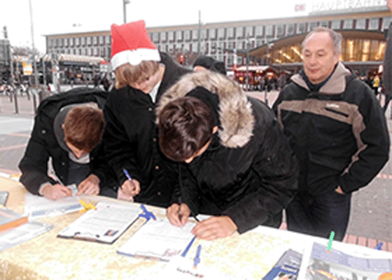 Image for article Germany: Locals Learn About and Voice Support for Falun Gong over the New Year