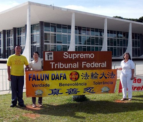 Image for article Brazil: Government Employees Learn the Truth about Falun Dafa