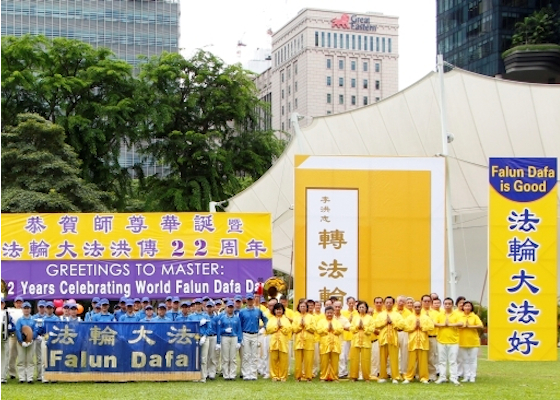 Image for article Singapore: Falun Dafa Practitioners Celebrate World Falun Dafa Day (Photos)