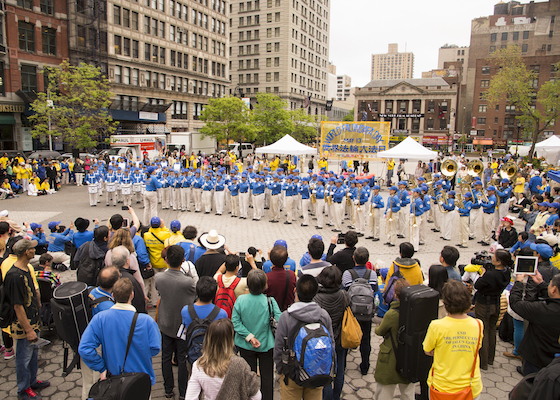 Image for article New York: Falun Gong Practitioners Celebrate World Falun Dafa Day with Group Exercise and Art Performance (Photos)