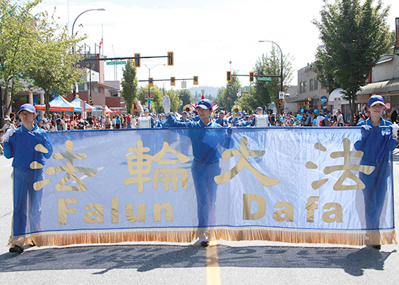 Image for article Burnaby, Canada: Locals Appreciate Falun Dafa Practitioners' Joyful Presence in the Hats Off Day Parade
