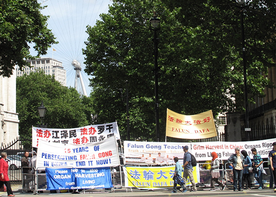 Image for article London: Falun Gong Protest in Front of 10 Downing Street During Chinese Premier's Visit (Photos)