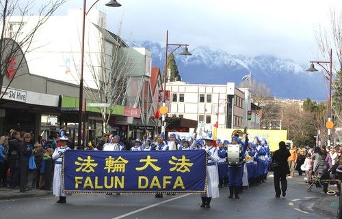 Image for article New Zealand: Divine Land Marching Band Shines at the Largest Winter Festival Parade in the Southern Hemisphere (Photos)