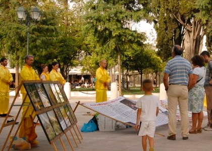 Image for article Falun Gong Practitioners Present Letters to Greek and Chinese Officials, Demonstrate the Exercises, and Inform the Public about the Persecution