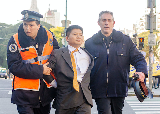 Image for article Argentina: Chinese Diplomat Arrested After Forcing His Way Past the Police Cordon in Attempt to Disrupt Falun Gong Protest During Xi's Visit