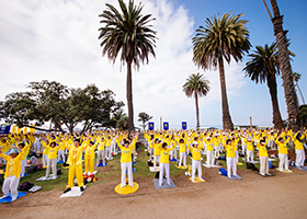 Image for article Los Angeles: Falun Gong Adds to the Refreshing Atmosphere of Santa Monica Pier