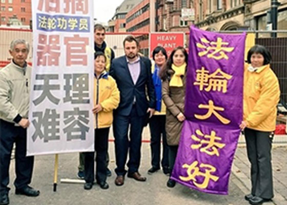Image for article Manchester, England: City Councillor Joins Falun Gong Protest During Xi Jinping's Visit