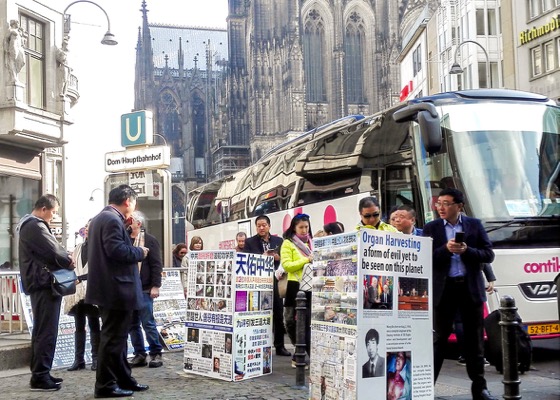 Image for article Chinese Tourists in Europe Learn About Falun Gong