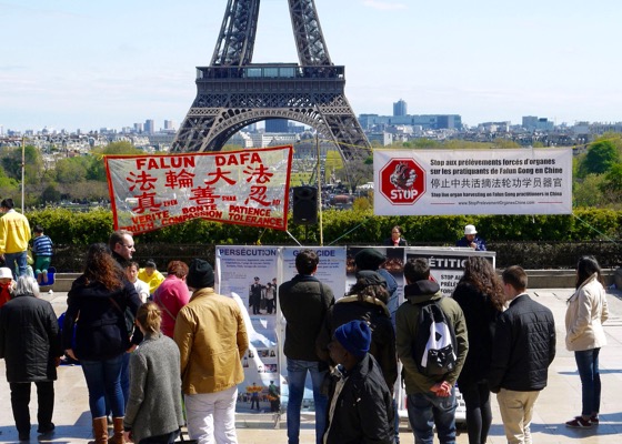 Image for article Paris: Tourists and Residents Learn About Falun Dafa at Trocadero Square