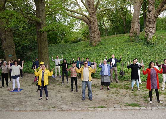 Image for article Paris: Witnessing the Beauty of Falun Gong at Parc des Buttes-Chaumont