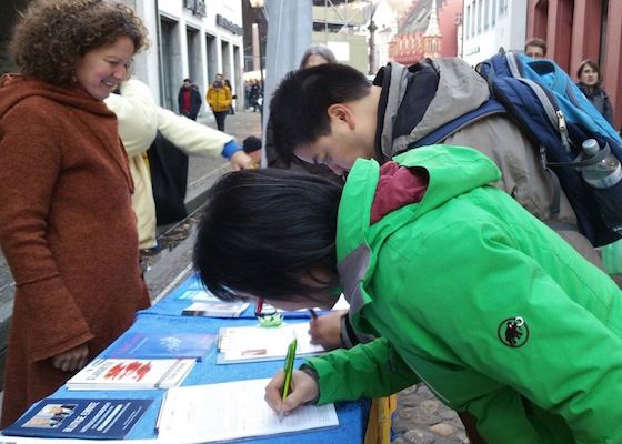 Image for article Human Rights Day: Worldwide Call to End the 17-Year-Long Persecution of Falun Gong