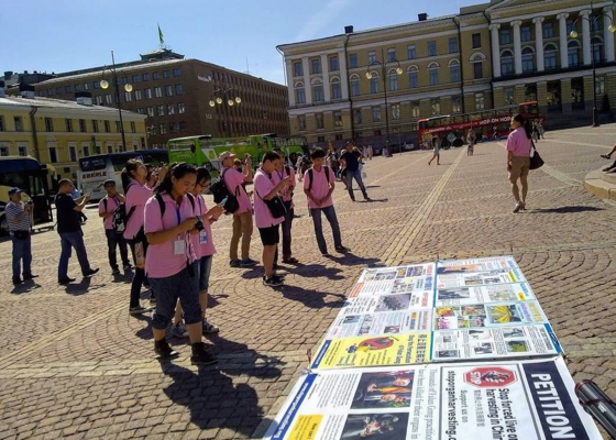 Image for article Finland: Chinese Tourists Learn Facts about Falun Gong at Helsinki Tourist Sites