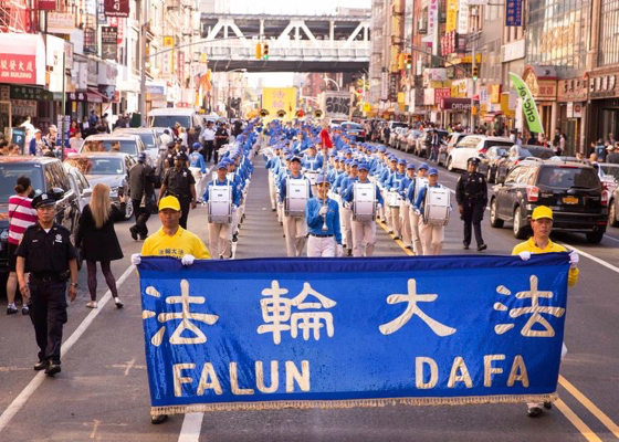 Image for article New York: Falun Dafa Parade Warmly Received in Manhattan Chinatown