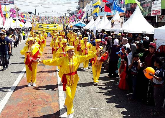 Image for article Sydney, Australia: Falun Dafa Welcomed at Haldon Street Festival