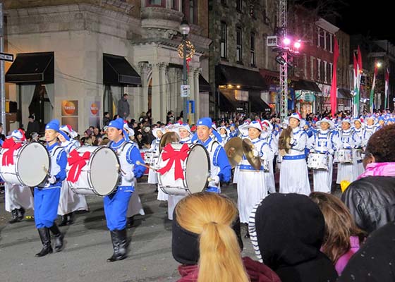 Image for article Philadelphia: Falun Dafa Practitioners Perform in Holiday Parade for the 10th Year