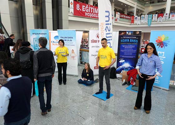 Image for article Turkey: Book Expo Attendees Experience Inner Peace at Falun Gong Booth