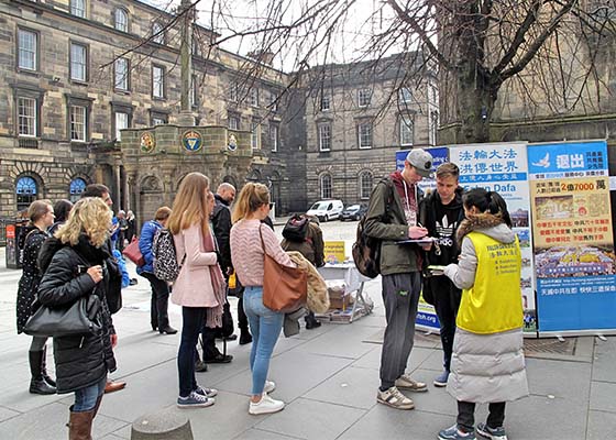 Image for article Edinburgh, Scotland: Learning about Falun Dafa on a Warm Spring Day