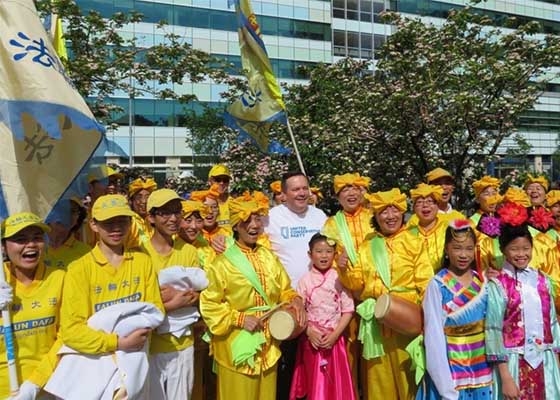 Image for article Calgary, Canada: Government Officials Support Falun Gong in Major Street Festival