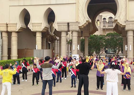 Image for article Malaysia: Large Group Learns Falun Gong Exercises at State Government Building