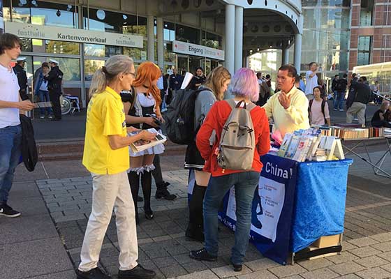 Image for article Visitors Learn About Falun Gong at Frankfurt Book Fair