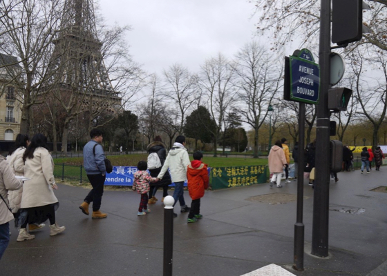 Image for article Chinese Visitors Learn About Falun Gong in Paris: “Falun Gong Is Awesome”