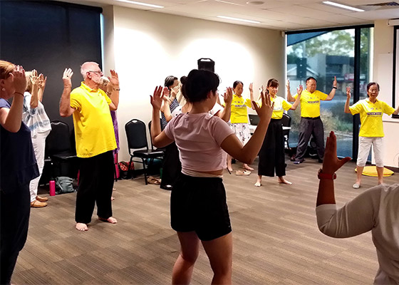 Image for article Extreme Heat in Australia Does Not Deter Locals from Learning Falun Gong Exercises
