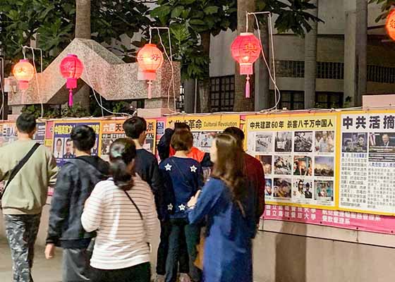 Image for article Kaohsiung, Taiwan: Tourists from China Learn about Falun Gong at Night Market