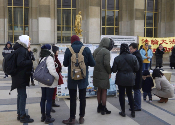 Image for article “We Can't Tolerate These Crimes”: Visitors to Human Rights Plaza in Paris Express Support for Falun Dafa