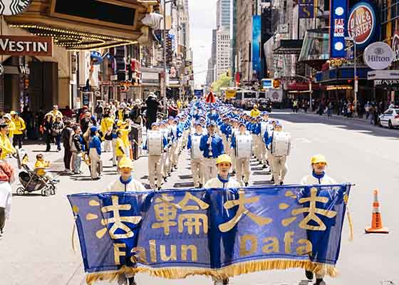 Image for article New York: A Parade of Nearly 10,000 Falun Dafa Practitioners Amazes Manhattan
