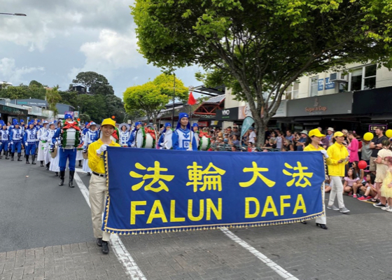 Image for article New Zealand: Falun Dafa Practitioners in 15 Christmas Parades this Holiday Season