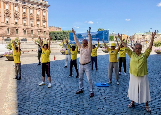 Image for article Sweden: “We Can’t Keep Silent. We Must Speak Out” – People Encourage Falun Gong Practitioners