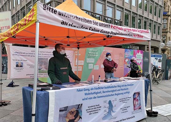 Image for article Germany: Weekly Signature Drive at Cologne Cathedral Raises Awareness of the Persecution