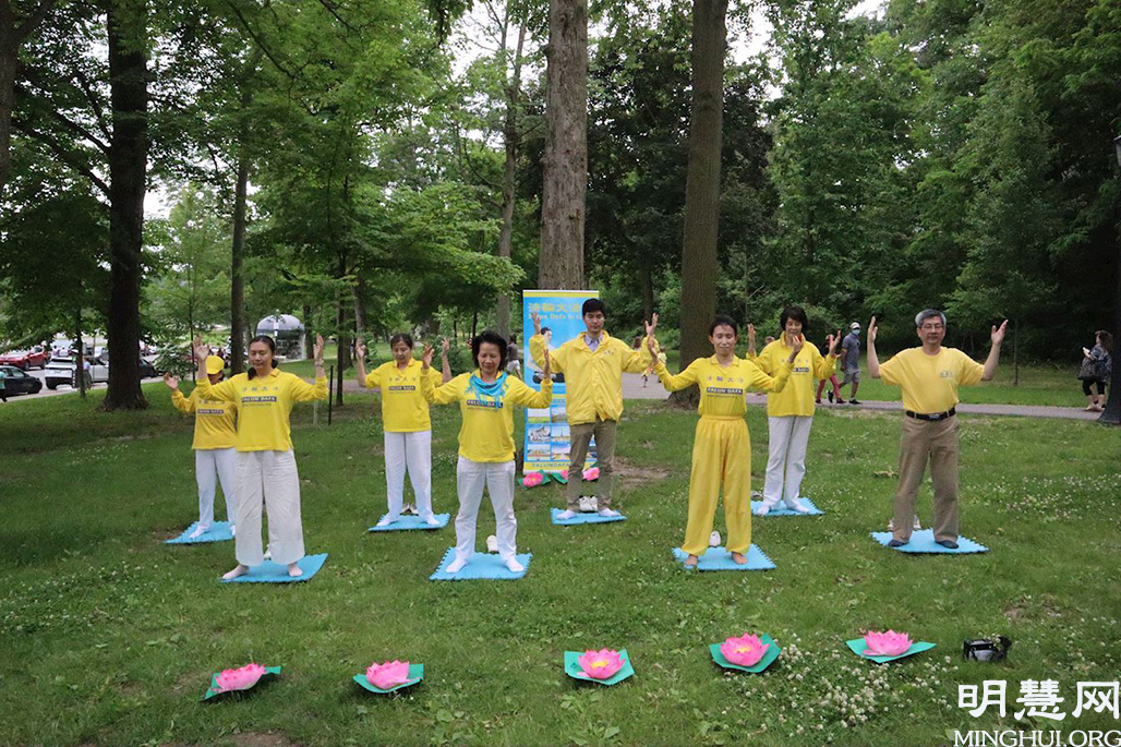 Image for article Canada: Falun Dafa Practice at Niagara Falls Resumes, Many Tourists Eager to Learn the Exercises