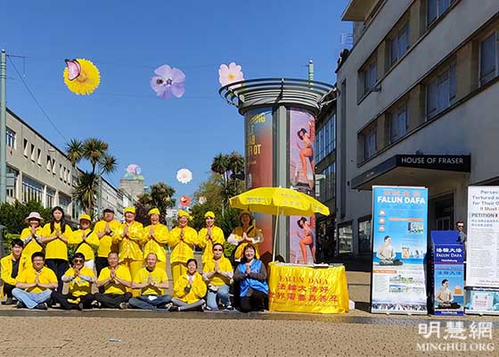 Image for article UK: Falun Dafa Practitioners Hold Events During G7 Summit to Tell People about the CCP's Persecution in China
