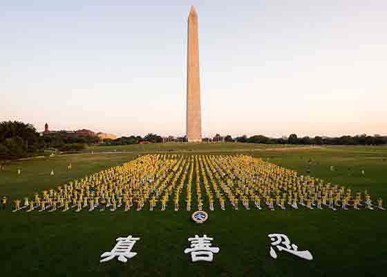 Image for article Washington DC: Candlelight Vigil Held to Mourn Victims of 22 Years of Persecution