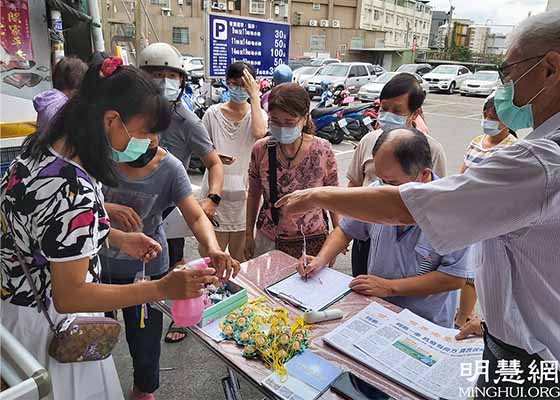 Image for article Taiwan: Market Staff Thank Falun Dafa Practitioners for Helping Stop Virus Spread