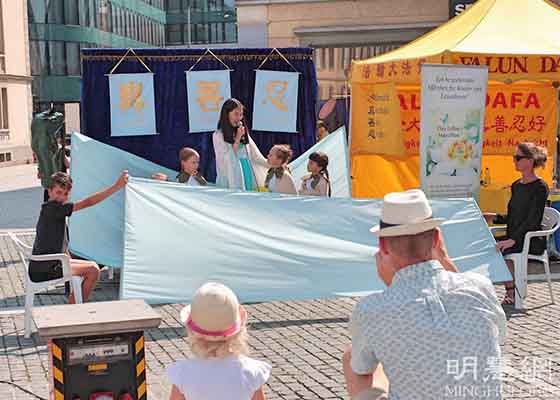 Image for article Switzerland: Practitioners Introduce Falun Dafa During Activities in Winterthur
