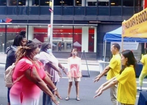 Image for article A Calm Oasis in Bustling Manhattan: People Drawn to Falun Dafa Information Booth at Times Square Summer Expo