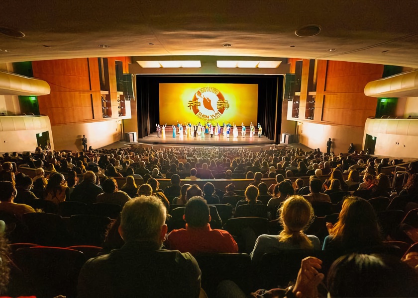 Image for article Shen Yun Shares “Magnificent” and “Inspiring” Values with Theatergoers in California and Iowa
